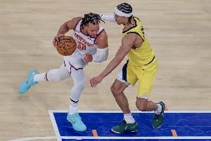 雷蒙看着赵睿的科比6满眼羡慕 赵睿调侃：你联赛穿不了😂